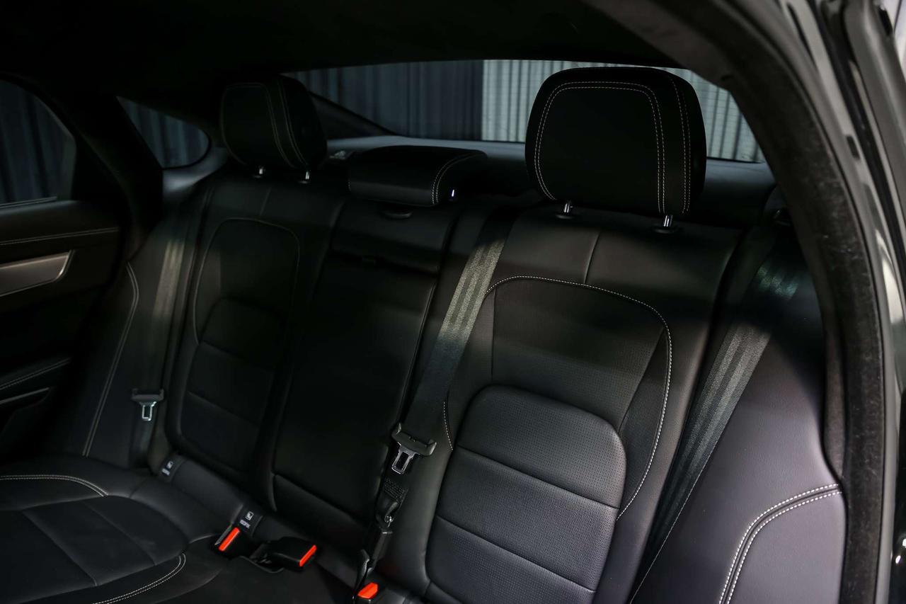 2024 Jaguar XF R-DYNAMIC SE AWD P300 BLACKPACK PANOROOF ADAPTVCRZ Photo