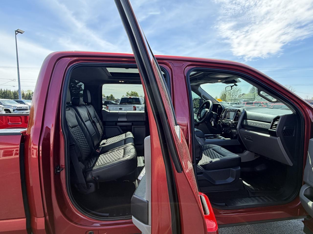 2022 Ford F-350 XLT LEVEL/WHEEL/TIRE/BODYLINER PKG!! Photo