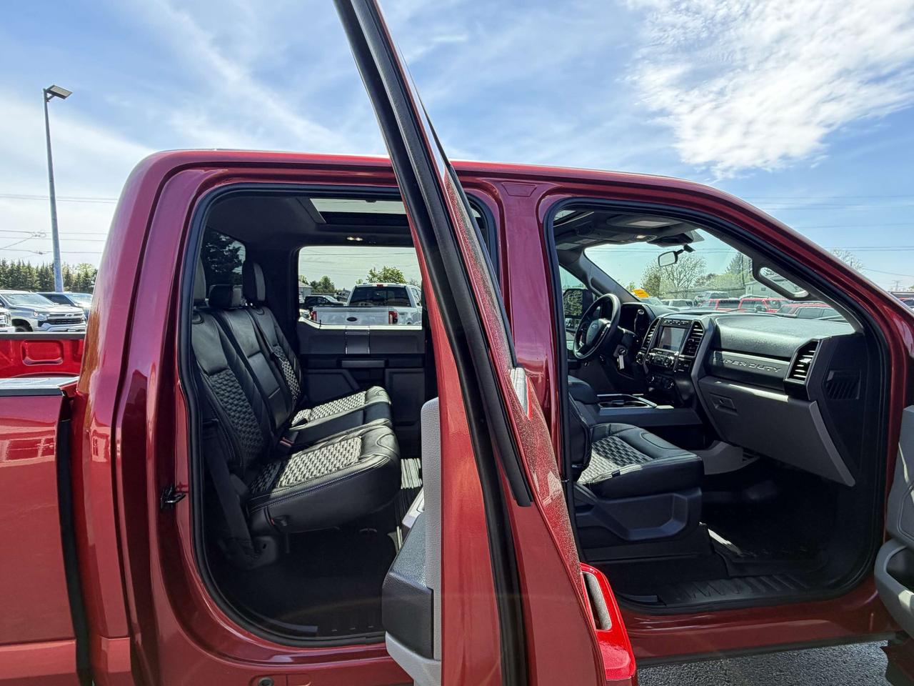 2022 Ford F-350 XLT LEVEL/WHEEL/TIRE/BODYLINER PKG!! Photo