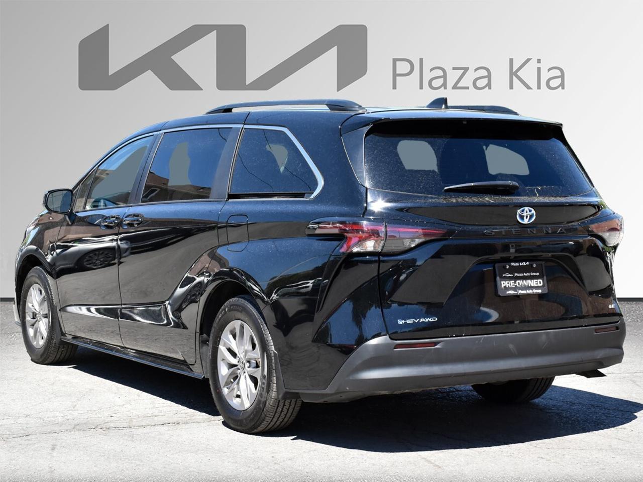 2025 Toyota Sienna LE Photo