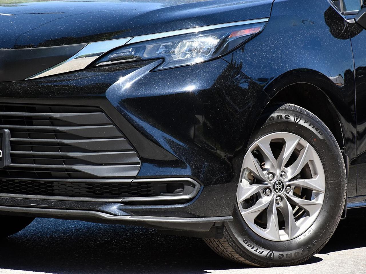 2025 Toyota Sienna LE Photo4