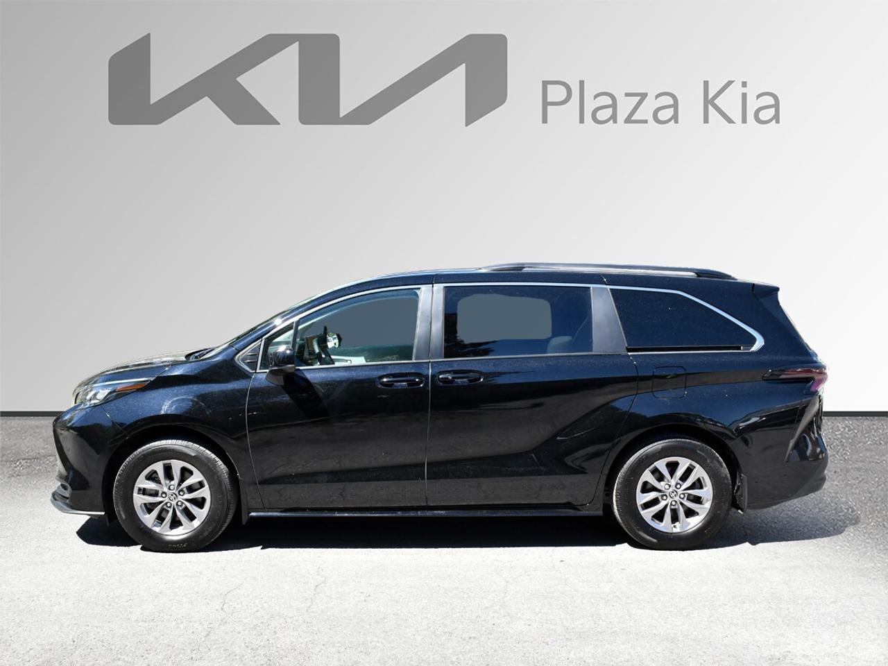 2025 Toyota Sienna LE Photo2