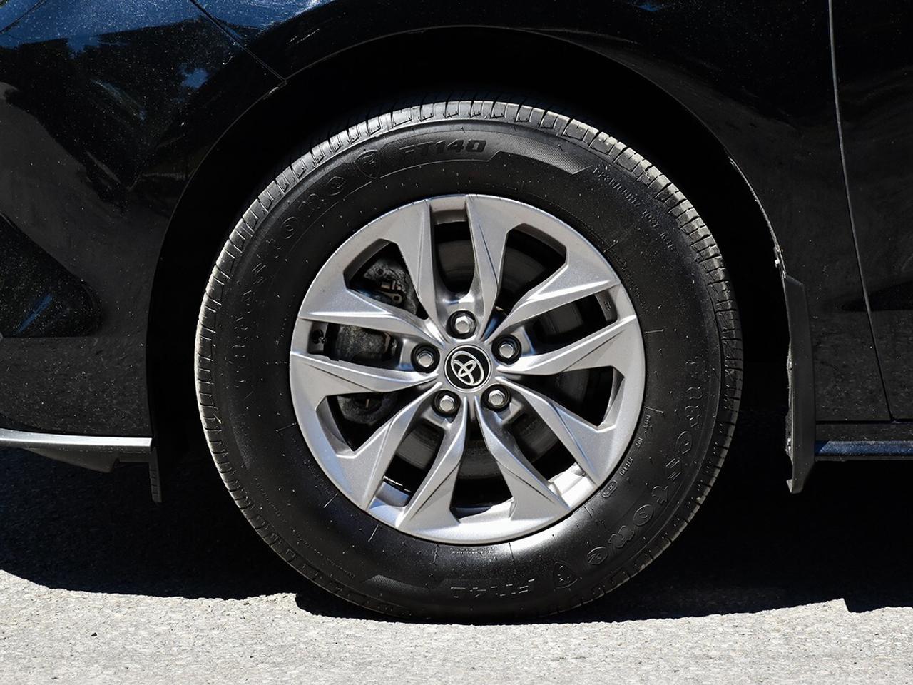 2025 Toyota Sienna LE Photo