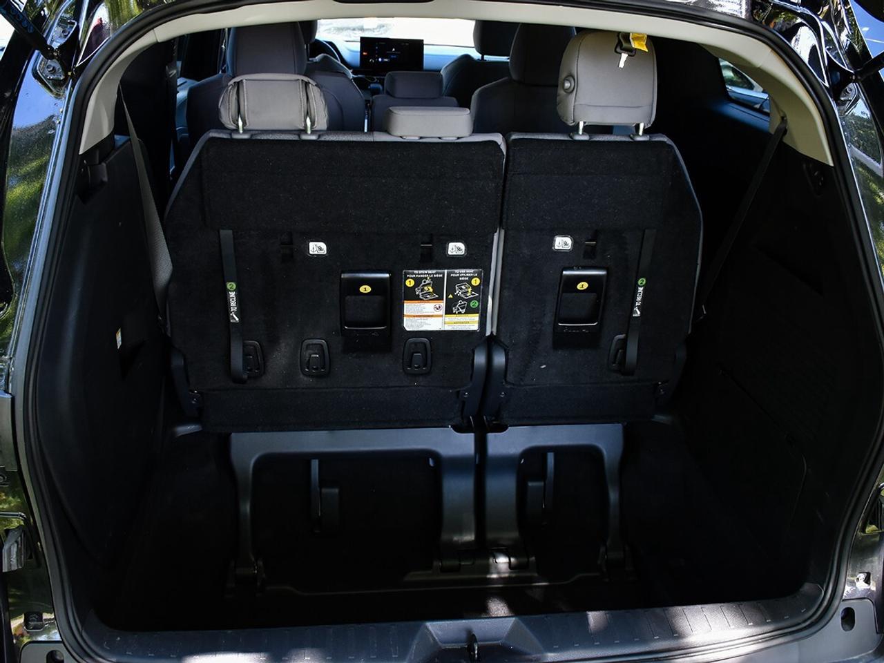 2025 Toyota Sienna LE Photo