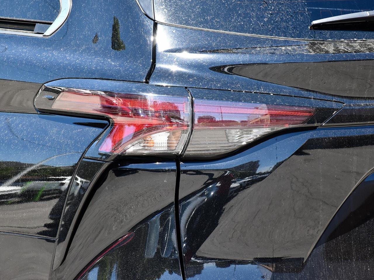 2025 Toyota Sienna LE Photo