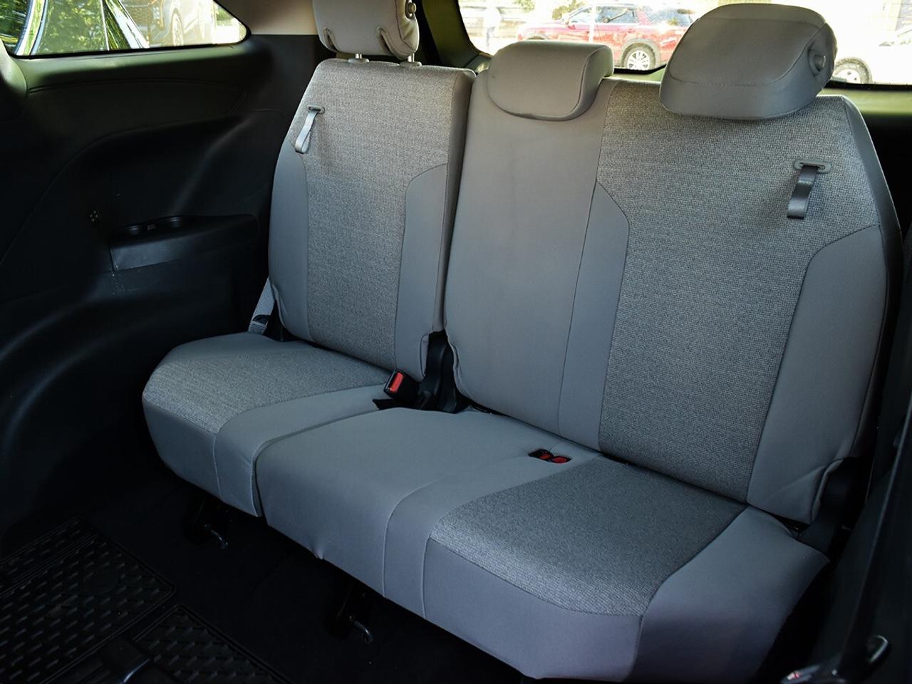2025 Toyota Sienna LE Photo