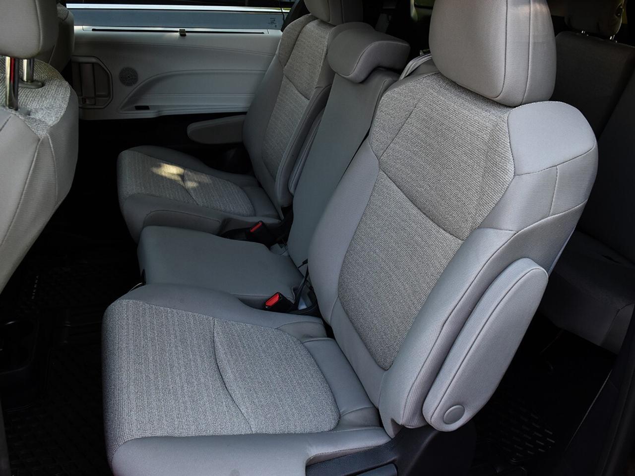 2025 Toyota Sienna LE Photo