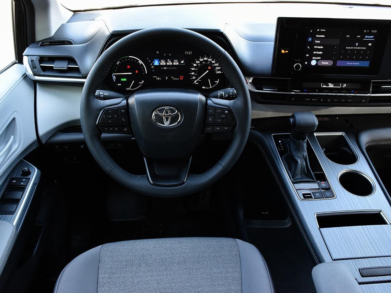 2025 Toyota Sienna LE Photo