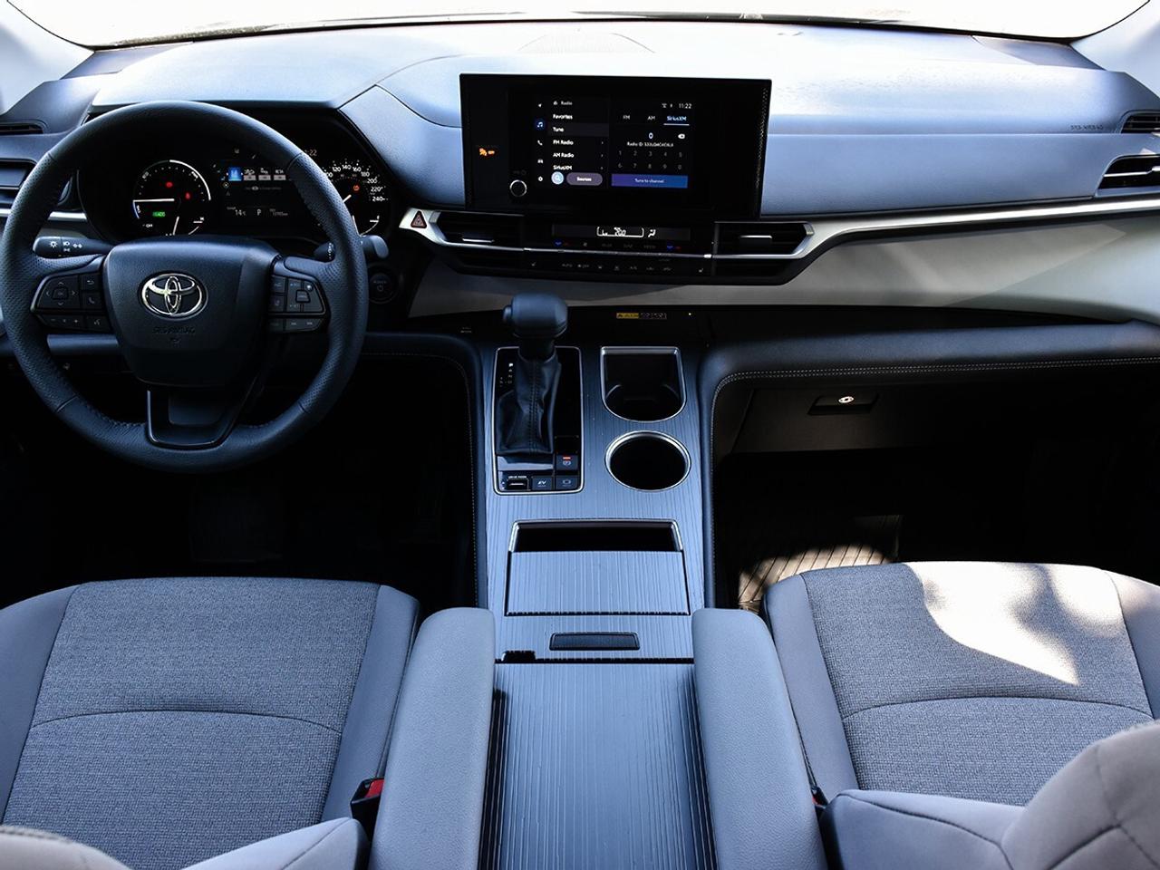 2025 Toyota Sienna LE Photo