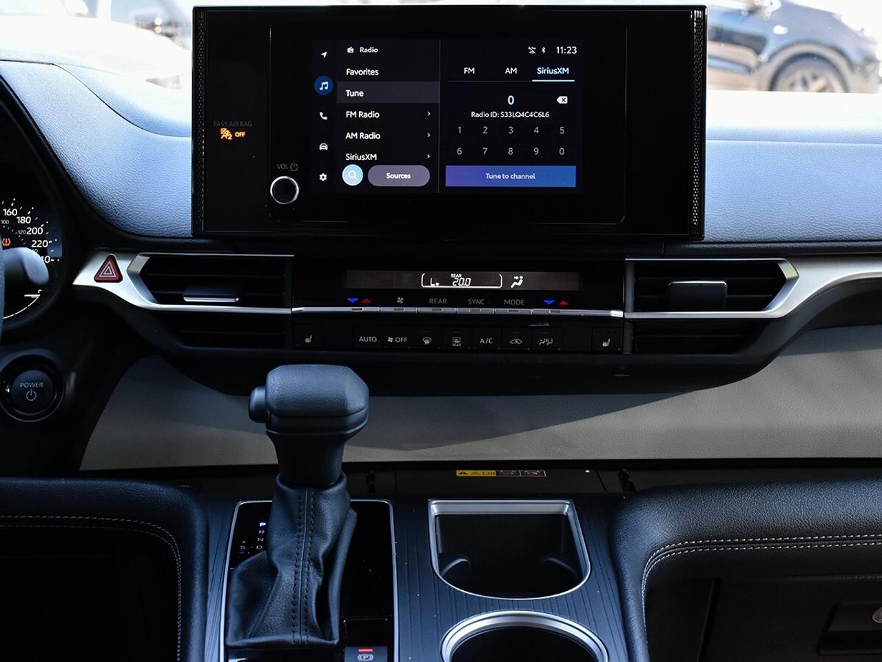 2025 Toyota Sienna LE Photo
