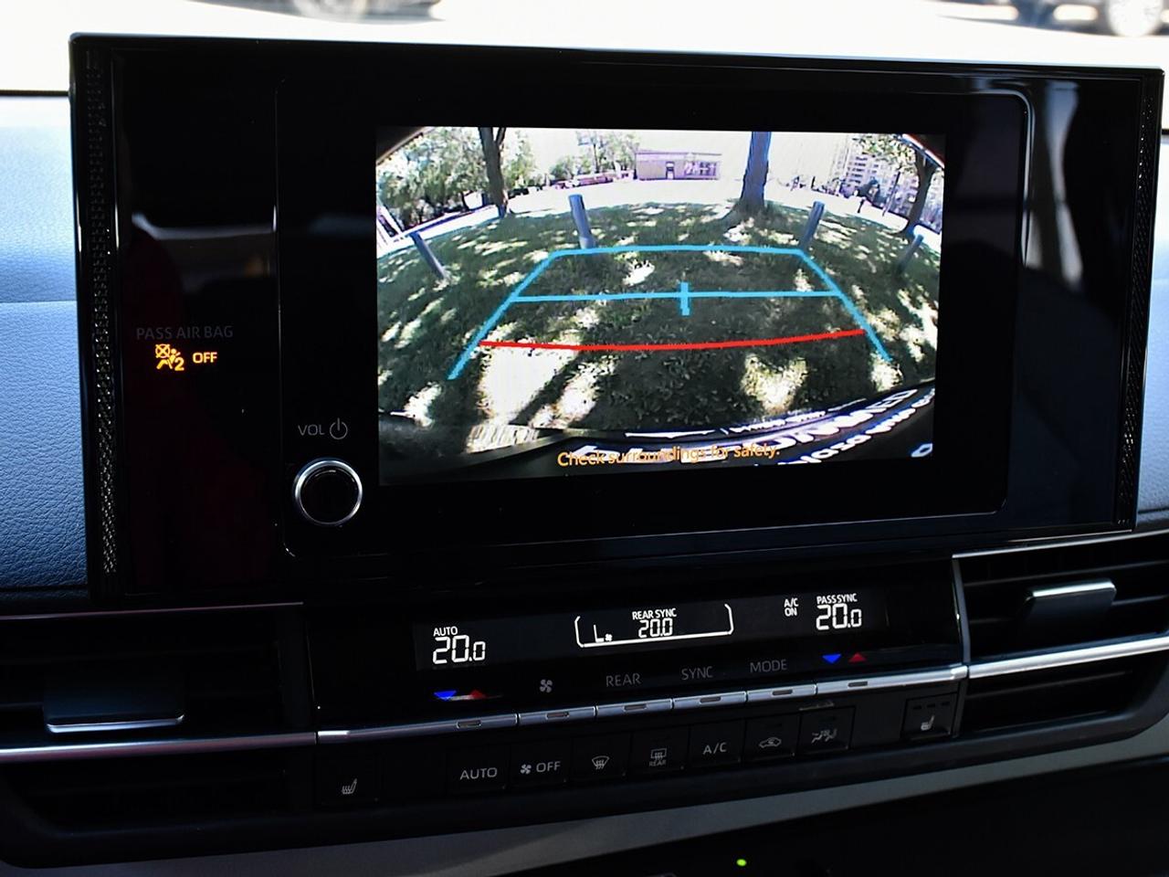 2025 Toyota Sienna LE Photo