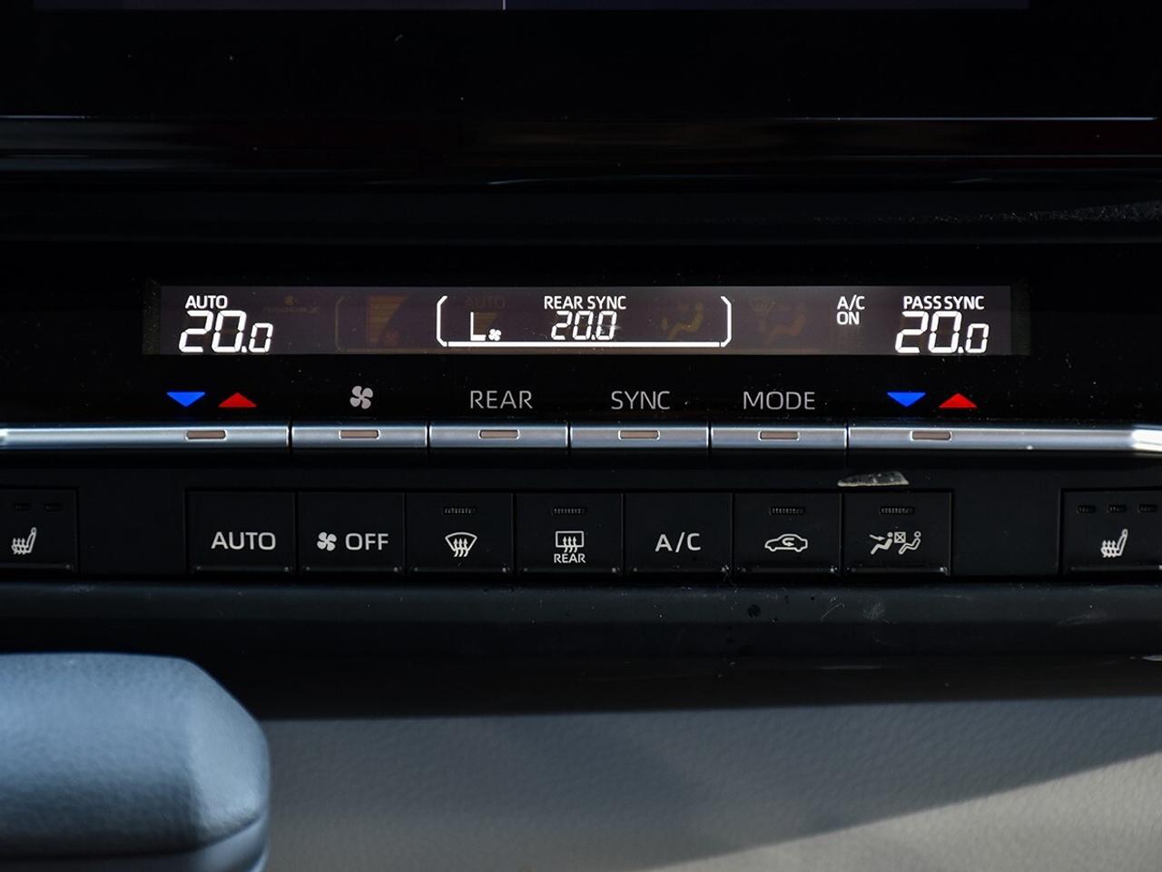 2025 Toyota Sienna LE Photo