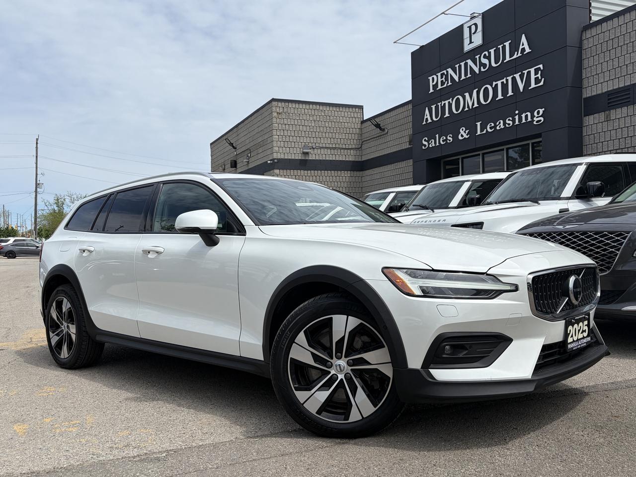 2025 Volvo V60 Cross Country B5 AWD PLUS, ADAPTIVE CRUISE, CARPLAY, PANOROOF. Photo