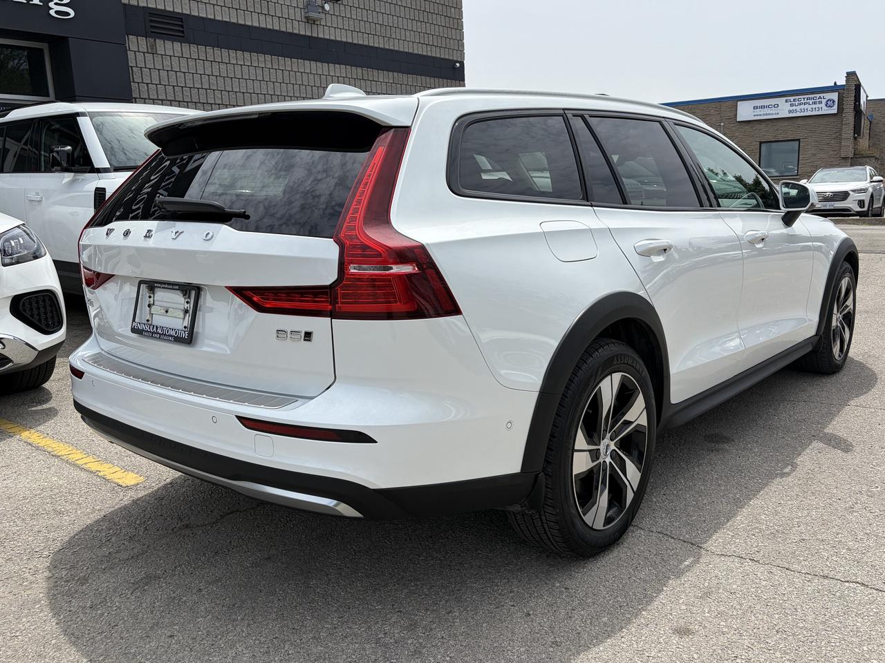 2025 Volvo V60 Cross Country B5 AWD PLUS, ADAPTIVE CRUISE, CARPLAY, PANOROOF. Photo