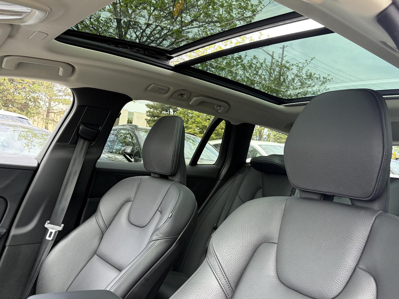 2025 Volvo V60 Cross Country B5 AWD PLUS, ADAPTIVE CRUISE, CARPLAY, PANOROOF. Photo