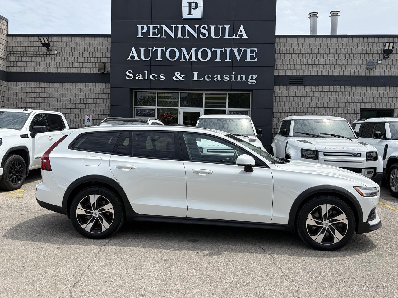 2025 Volvo V60 Cross Country B5 AWD PLUS, ADAPTIVE CRUISE, CARPLAY, PANOROOF. Photo