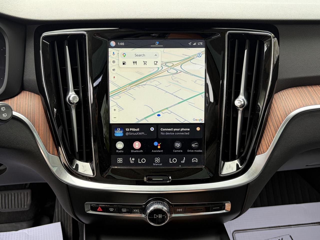 2025 Volvo V60 Cross Country B5 AWD PLUS, ADAPTIVE CRUISE, CARPLAY, PANOROOF. Photo