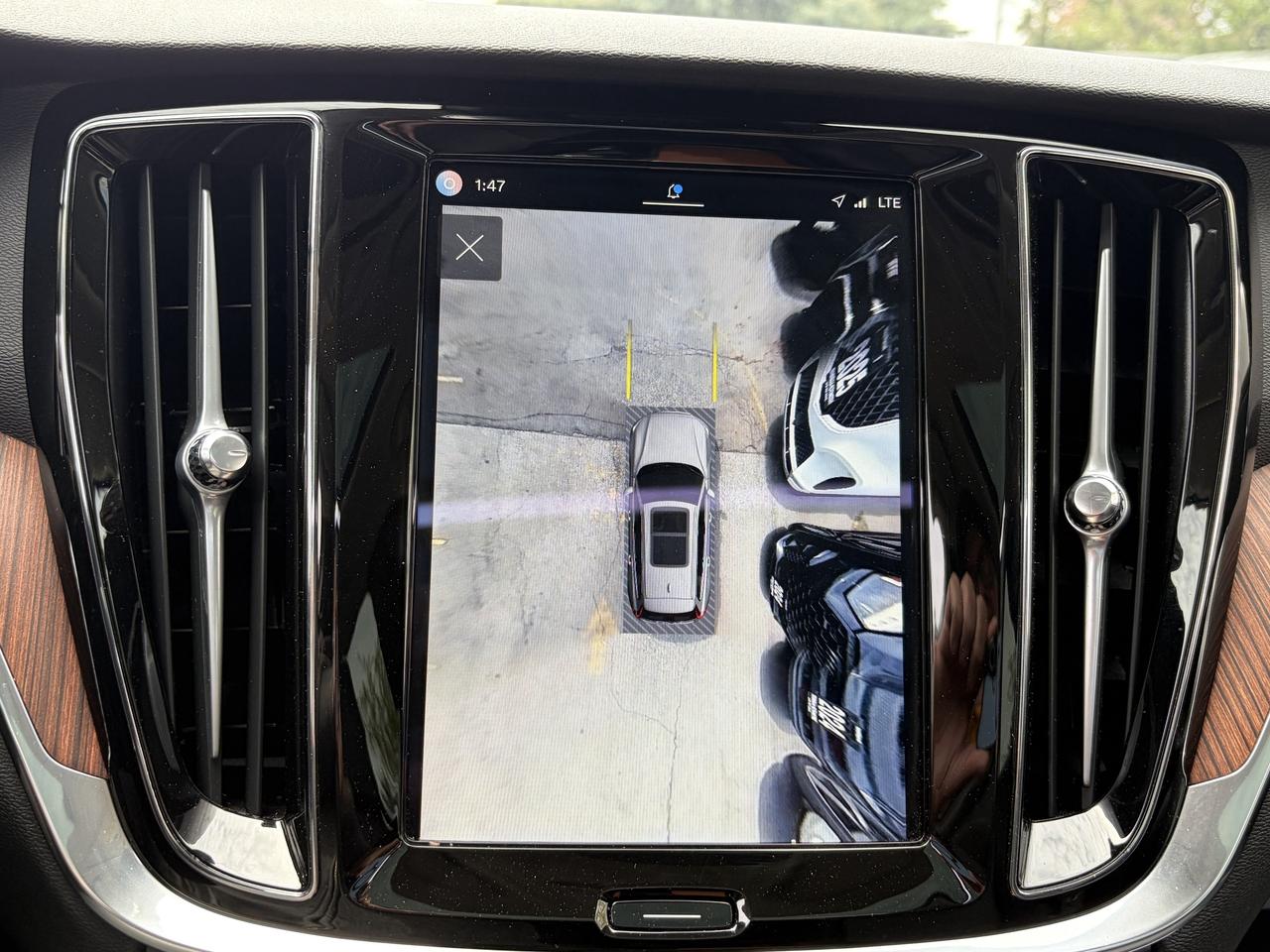 2025 Volvo V60 Cross Country B5 AWD PLUS, ADAPTIVE CRUISE, CARPLAY, PANOROOF. Photo