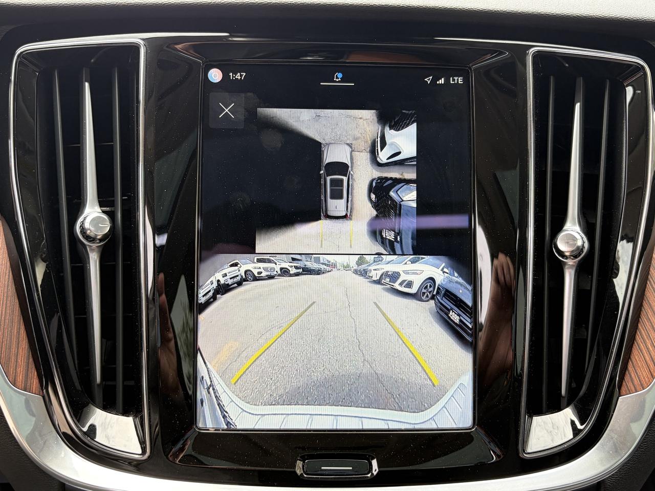 2025 Volvo V60 Cross Country B5 AWD PLUS, ADAPTIVE CRUISE, CARPLAY, PANOROOF. Photo