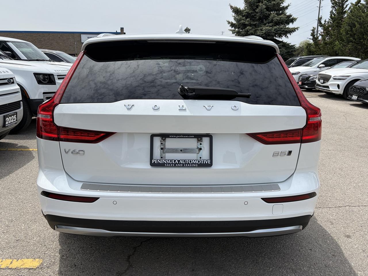 2025 Volvo V60 Cross Country B5 AWD PLUS, ADAPTIVE CRUISE, CARPLAY, PANOROOF. Photo