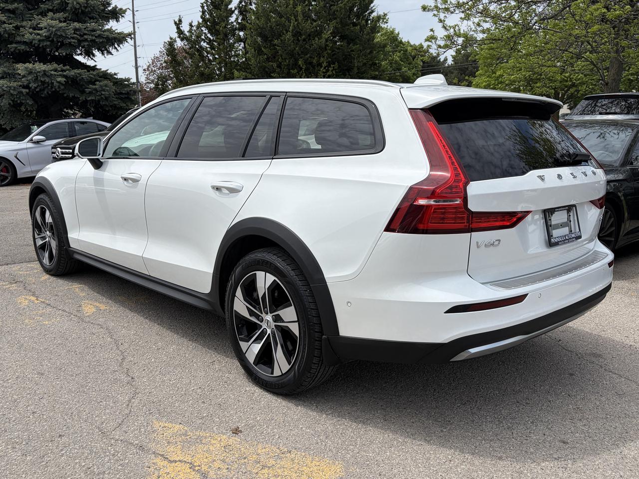 2025 Volvo V60 Cross Country B5 AWD PLUS, ADAPTIVE CRUISE, CARPLAY, PANOROOF. Photo