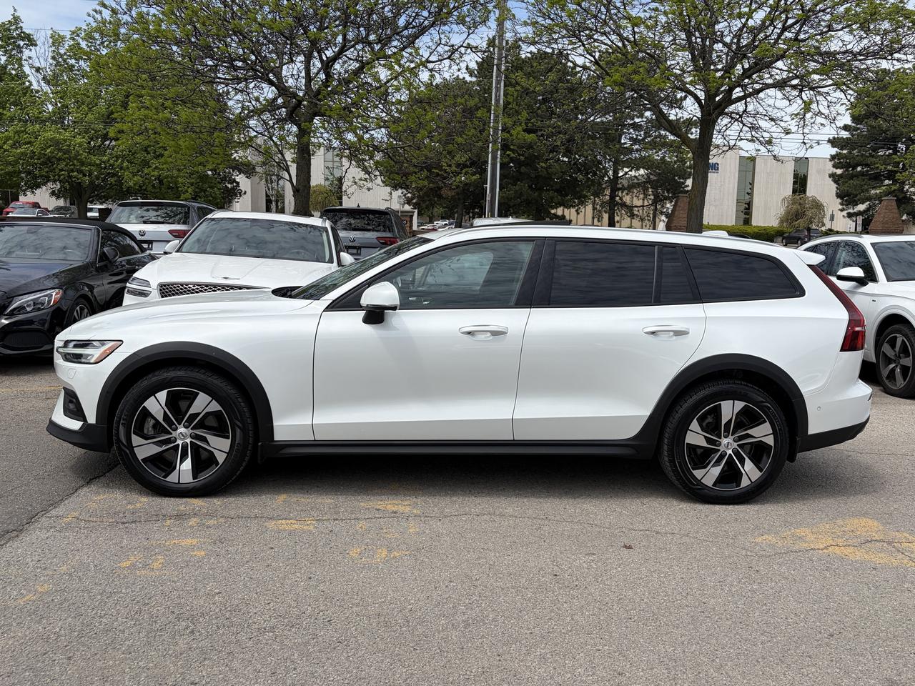 2025 Volvo V60 Cross Country B5 AWD PLUS, ADAPTIVE CRUISE, CARPLAY, PANOROOF. Photo