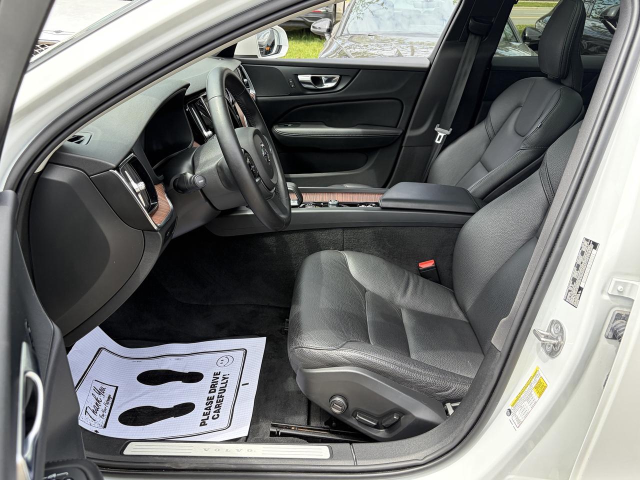 2025 Volvo V60 Cross Country B5 AWD PLUS, ADAPTIVE CRUISE, CARPLAY, PANOROOF. Photo