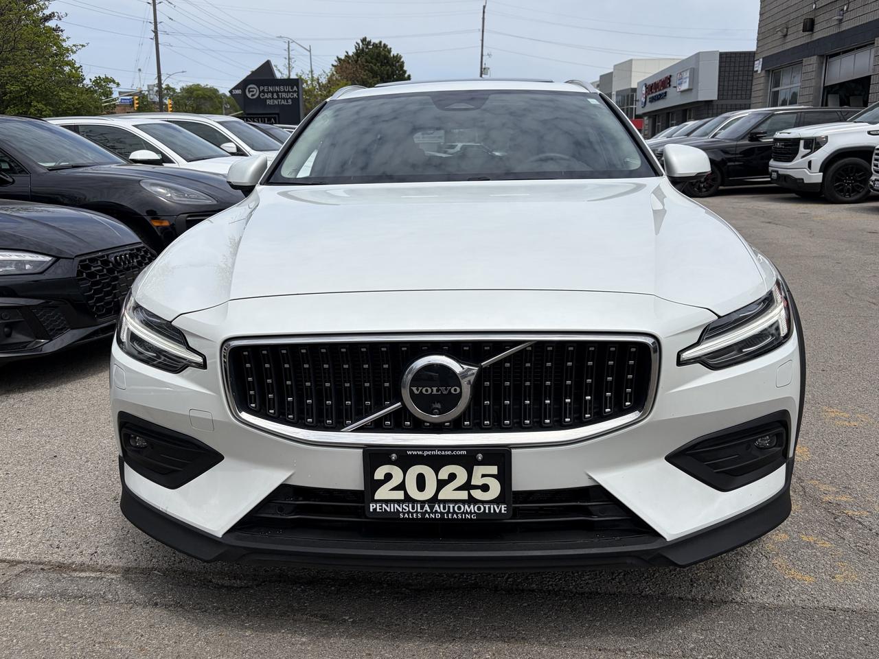 2025 Volvo V60 Cross Country B5 AWD PLUS, ADAPTIVE CRUISE, CARPLAY, PANOROOF. Photo