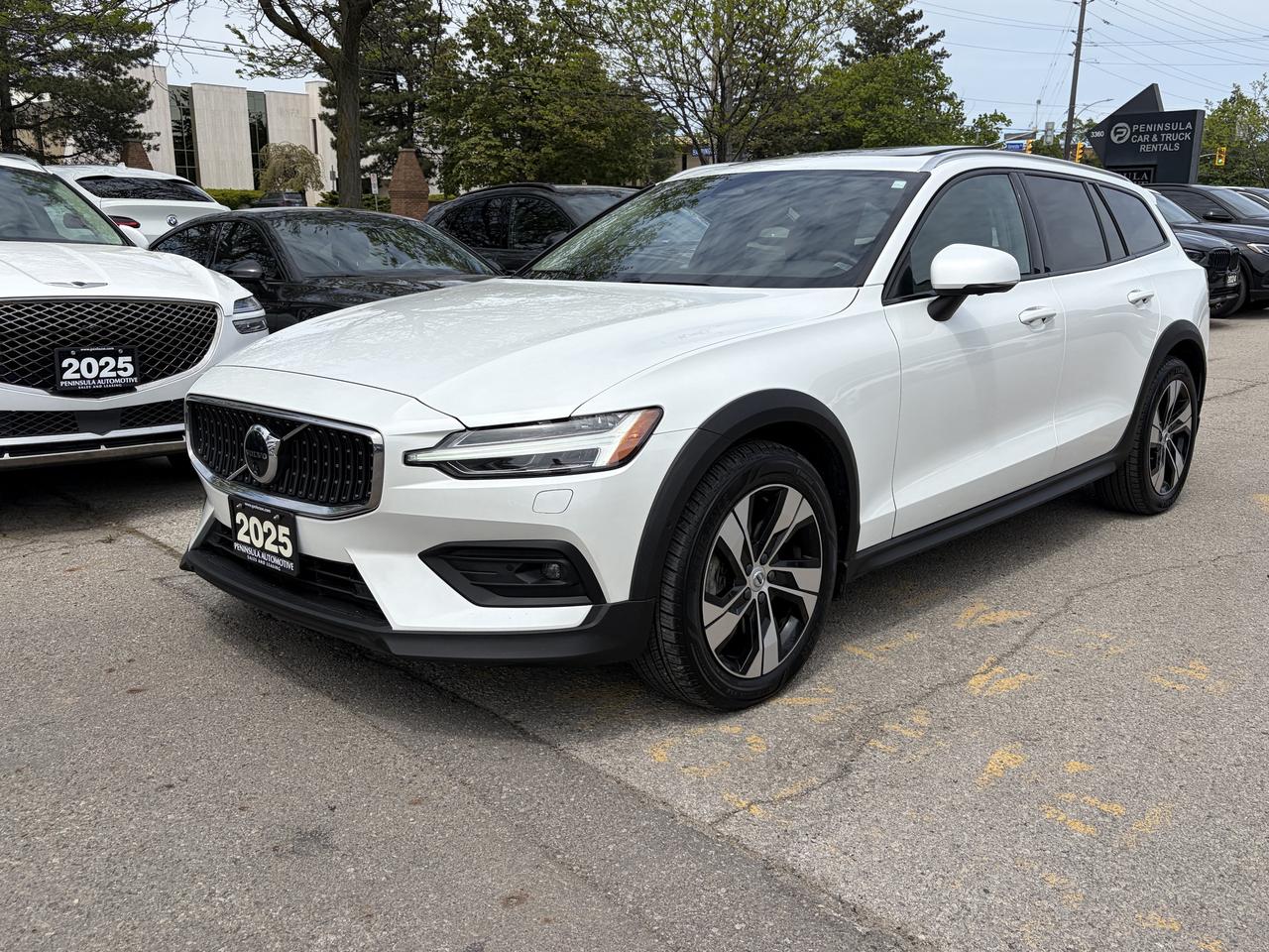 2025 Volvo V60 Cross Country B5 AWD PLUS, ADAPTIVE CRUISE, CARPLAY, PANOROOF. Photo