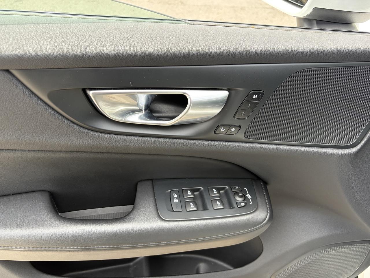 2025 Volvo V60 Cross Country B5 AWD PLUS, ADAPTIVE CRUISE, CARPLAY, PANOROOF. Photo
