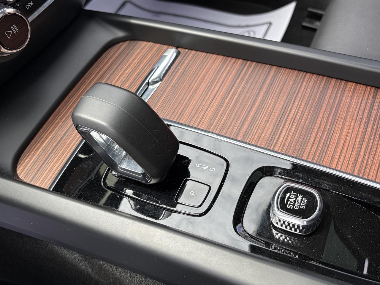 2025 Volvo V60 Cross Country B5 AWD PLUS, ADAPTIVE CRUISE, CARPLAY, PANOROOF. Photo