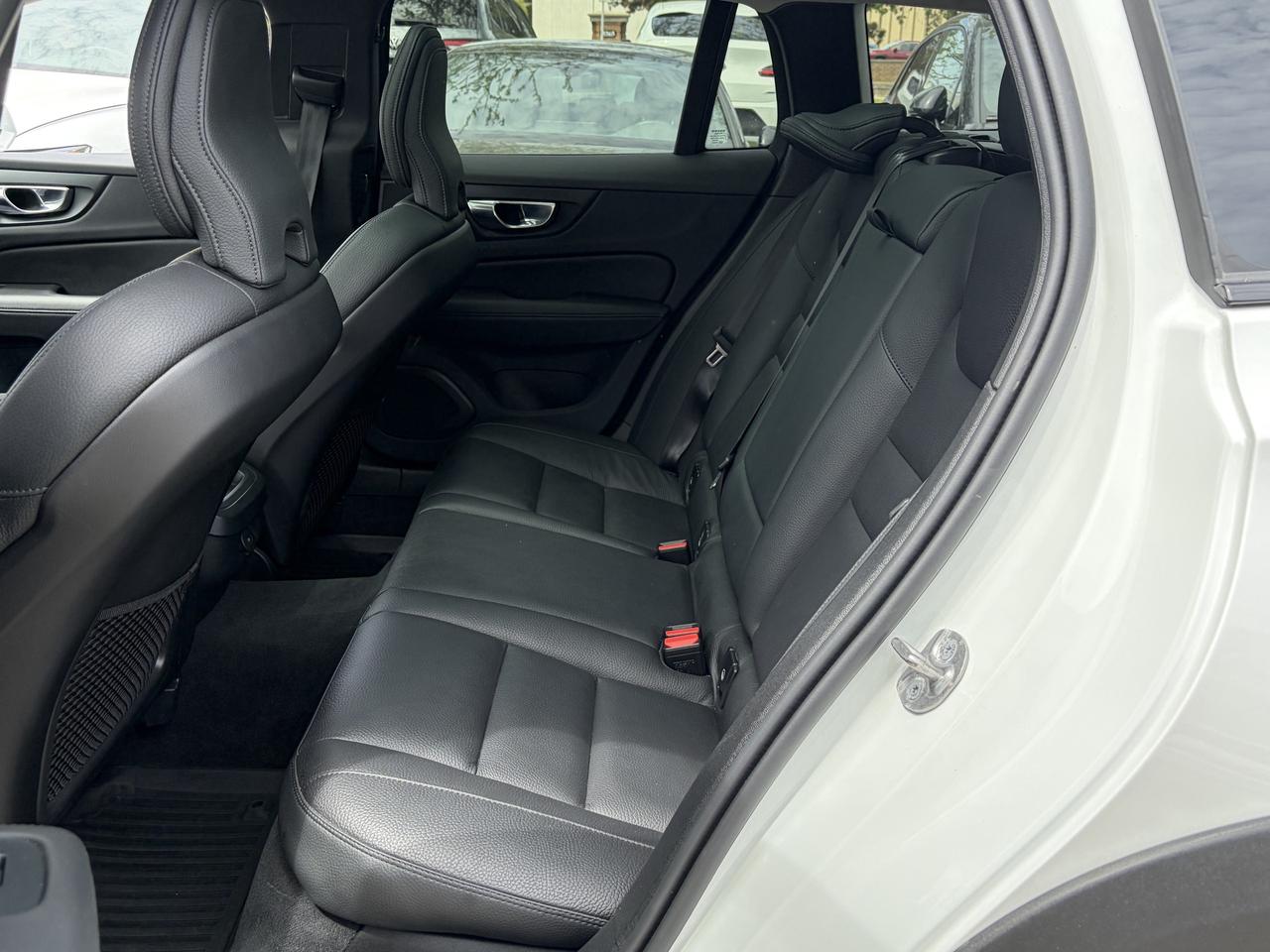 2025 Volvo V60 Cross Country B5 AWD PLUS, ADAPTIVE CRUISE, CARPLAY, PANOROOF. Photo