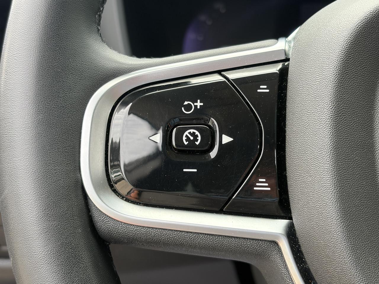 2025 Volvo V60 Cross Country B5 AWD PLUS, ADAPTIVE CRUISE, CARPLAY, PANOROOF. Photo
