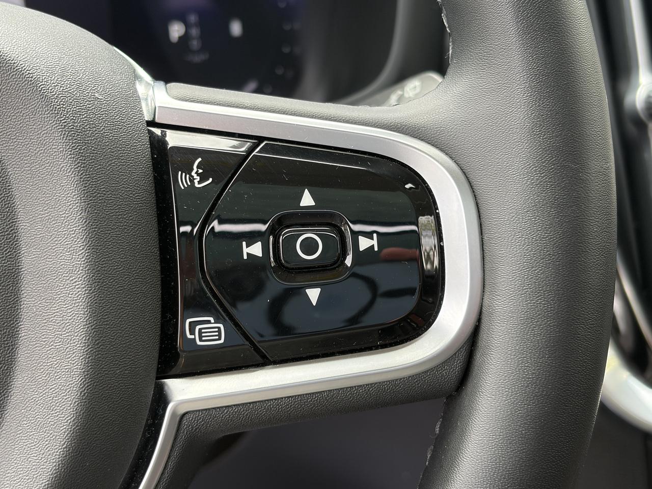2025 Volvo V60 Cross Country B5 AWD PLUS, ADAPTIVE CRUISE, CARPLAY, PANOROOF. Photo