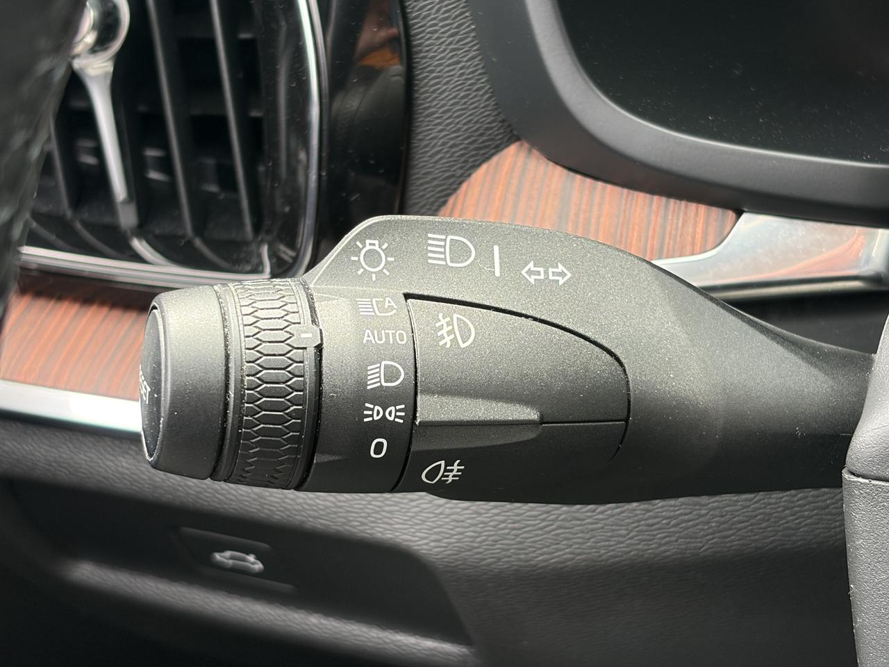 2025 Volvo V60 Cross Country B5 AWD PLUS, ADAPTIVE CRUISE, CARPLAY, PANOROOF. Photo