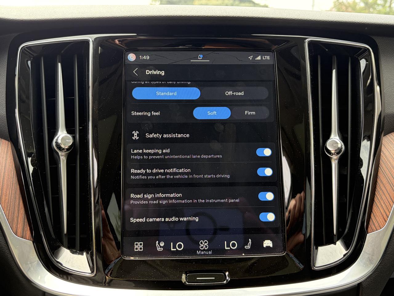 2025 Volvo V60 Cross Country B5 AWD PLUS, ADAPTIVE CRUISE, CARPLAY, PANOROOF. Photo