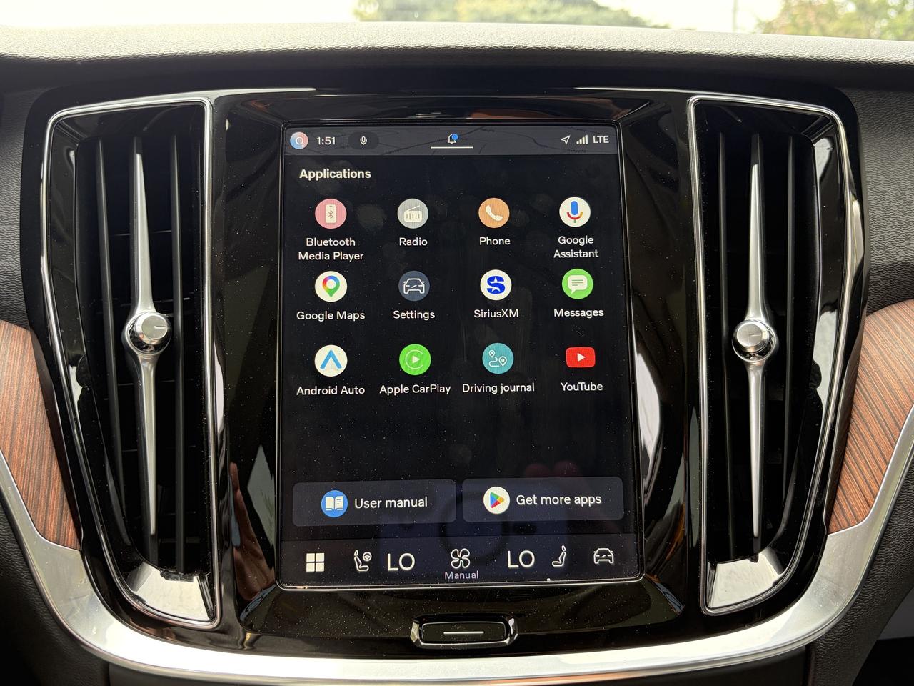 2025 Volvo V60 Cross Country B5 AWD PLUS, ADAPTIVE CRUISE, CARPLAY, PANOROOF. Photo