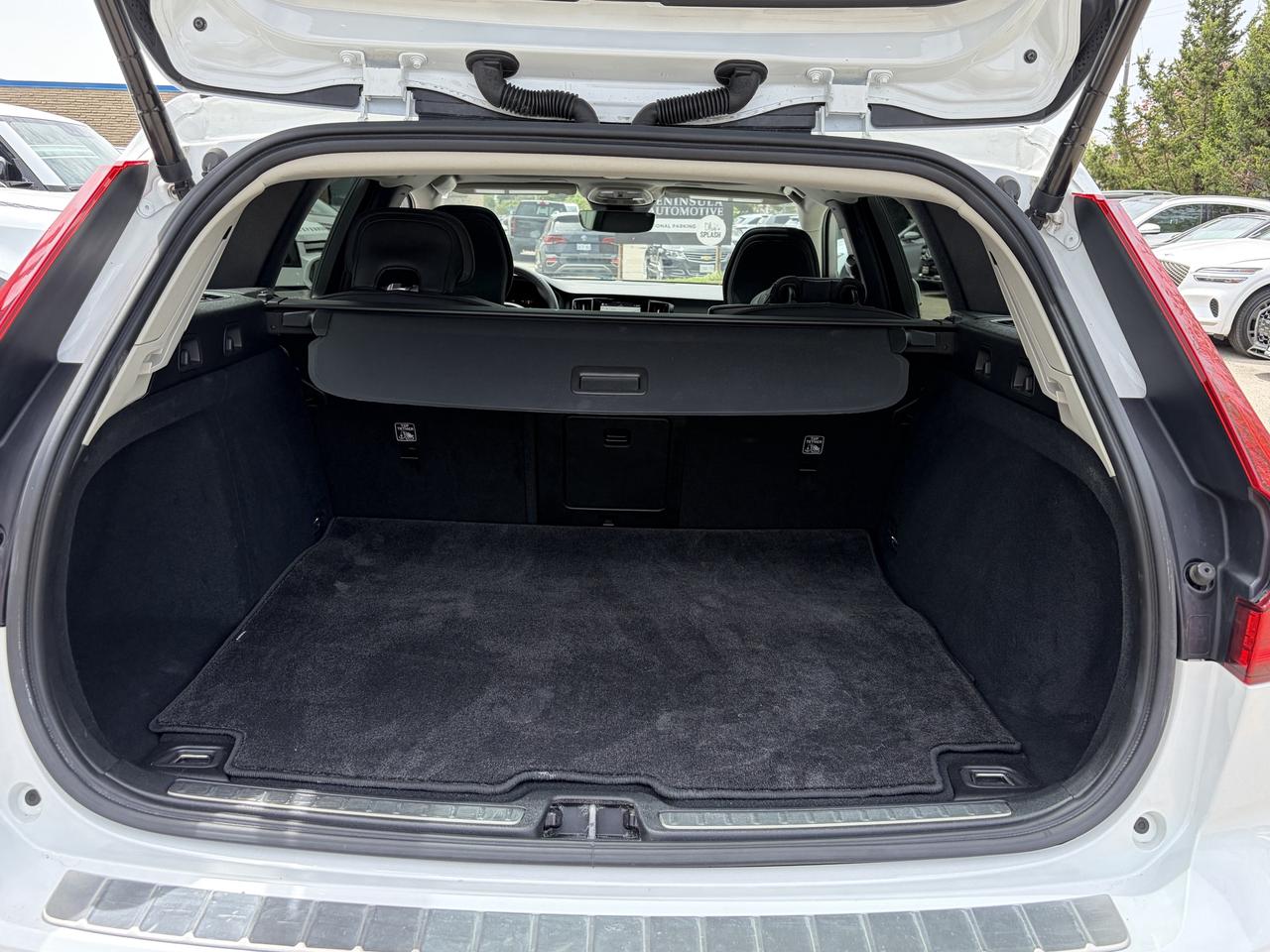 2025 Volvo V60 Cross Country B5 AWD PLUS, ADAPTIVE CRUISE, CARPLAY, PANOROOF. Photo