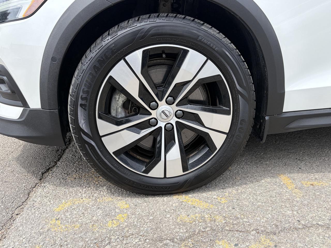 2025 Volvo V60 Cross Country B5 AWD PLUS, ADAPTIVE CRUISE, CARPLAY, PANOROOF. Photo