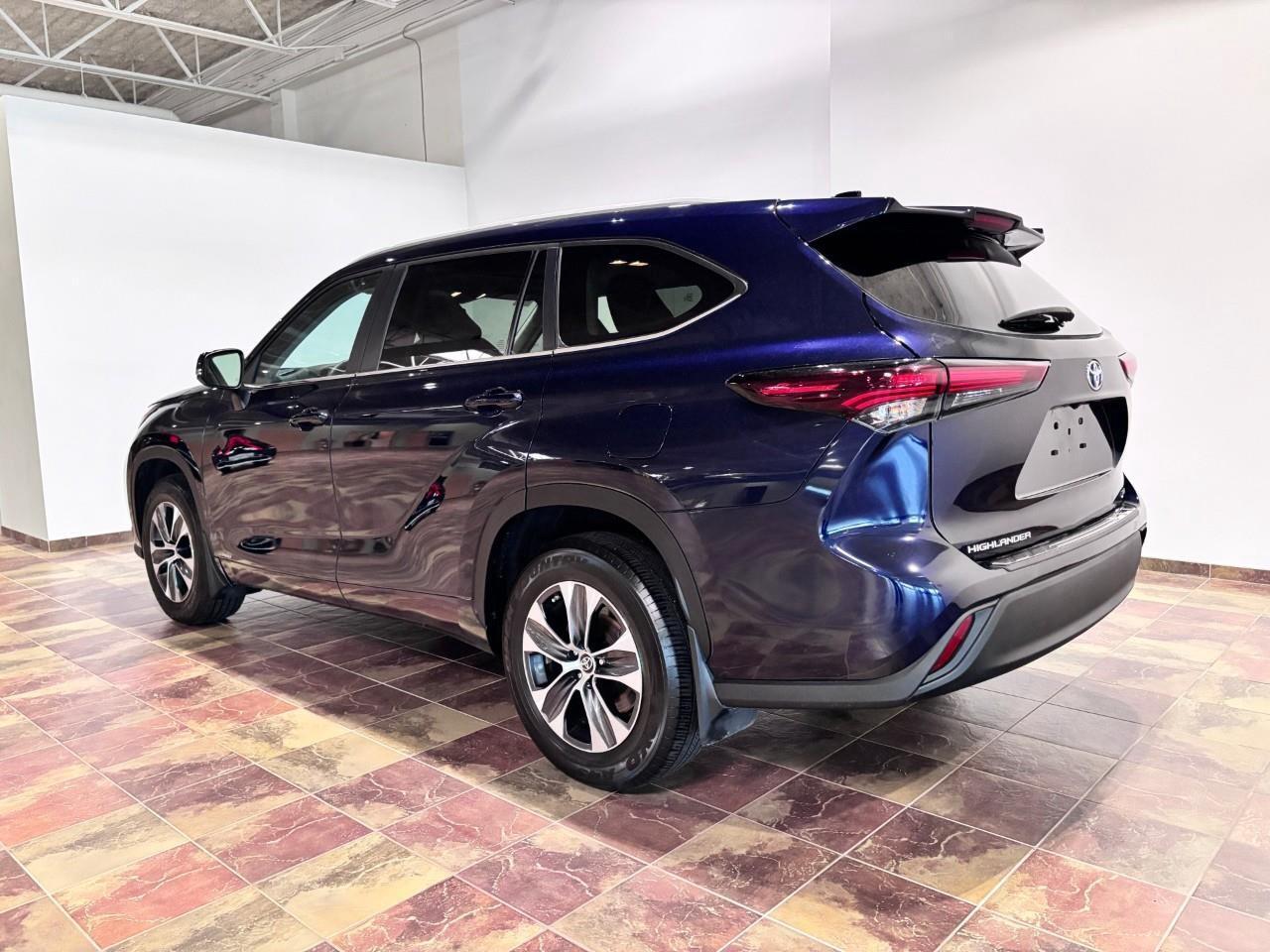 2024 Toyota Highlander Hybrid XLE Photo2