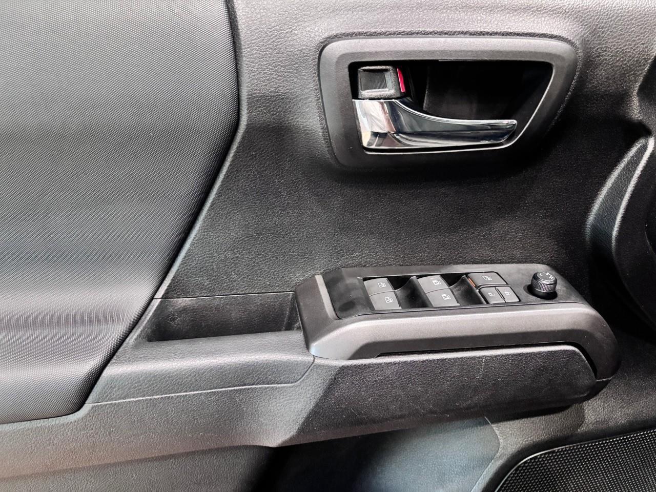 2023 Toyota Tacoma PREMIUM LEATHER SPORT - MANUAL Photo