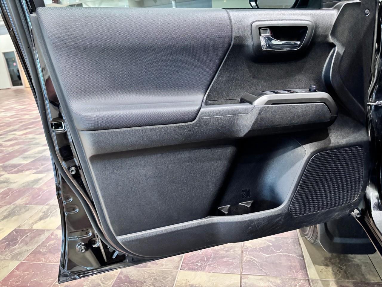 2023 Toyota Tacoma PREMIUM LEATHER SPORT - MANUAL Photo