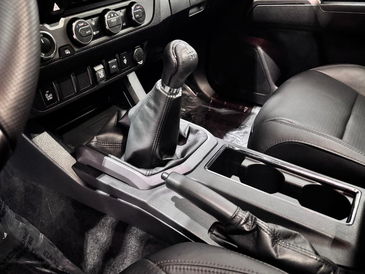 2023 Toyota Tacoma PREMIUM LEATHER SPORT - MANUAL Photo