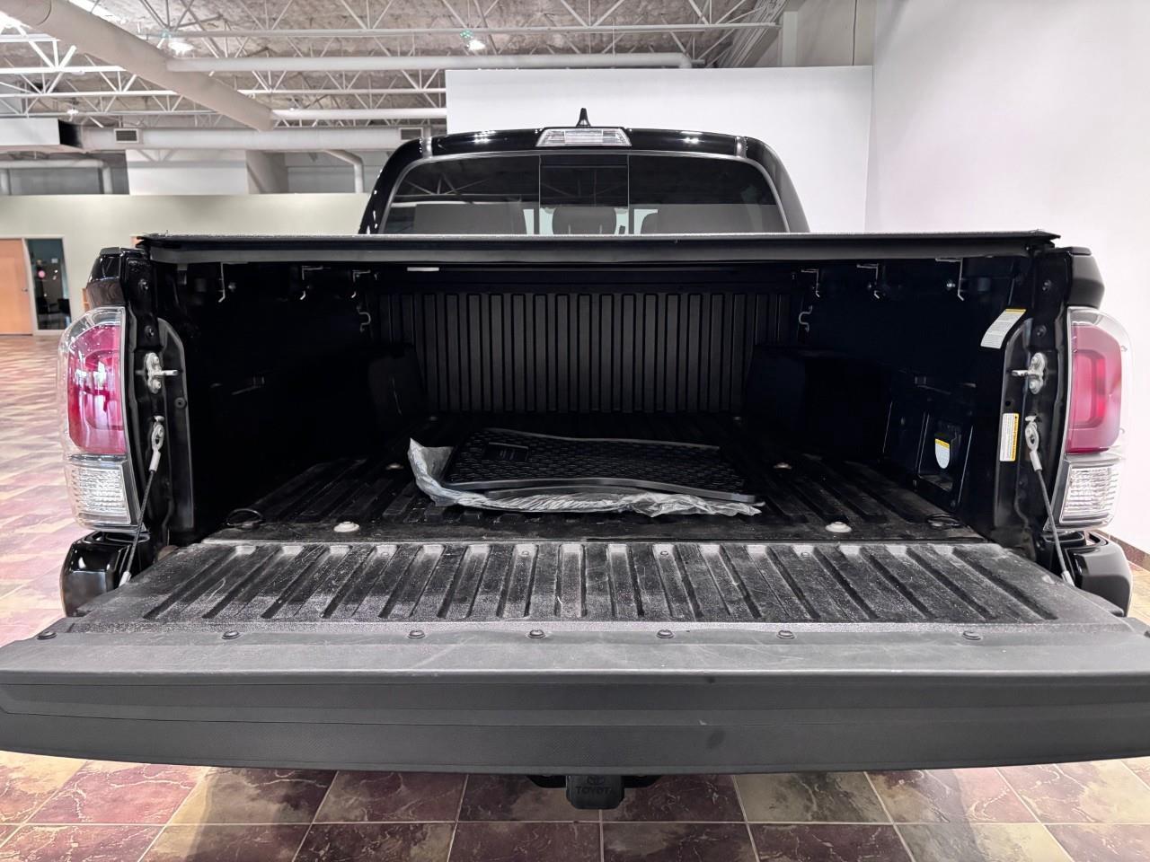 2023 Toyota Tacoma PREMIUM LEATHER SPORT - MANUAL Photo