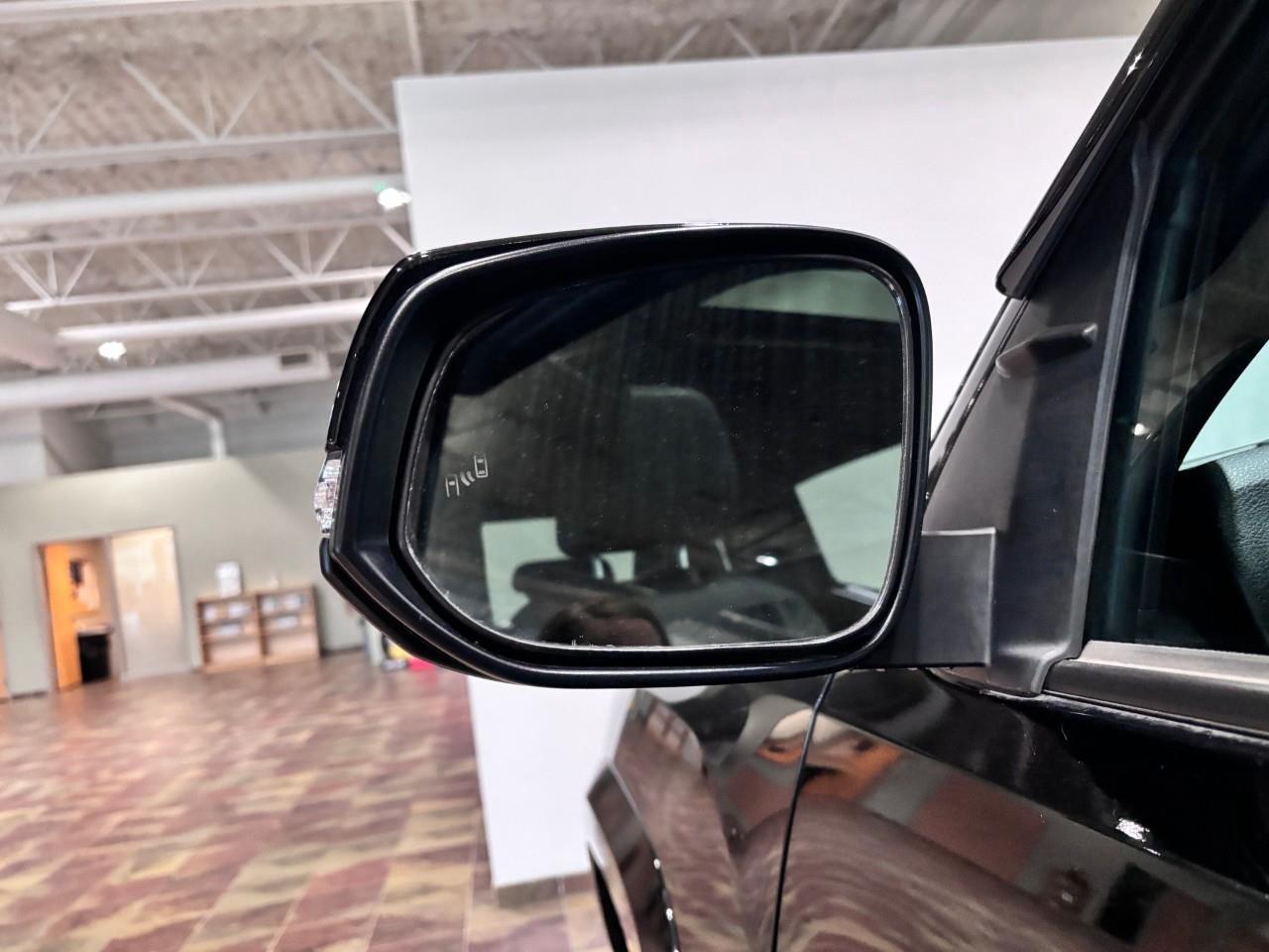 2023 Toyota Tacoma PREMIUM LEATHER SPORT - MANUAL Photo