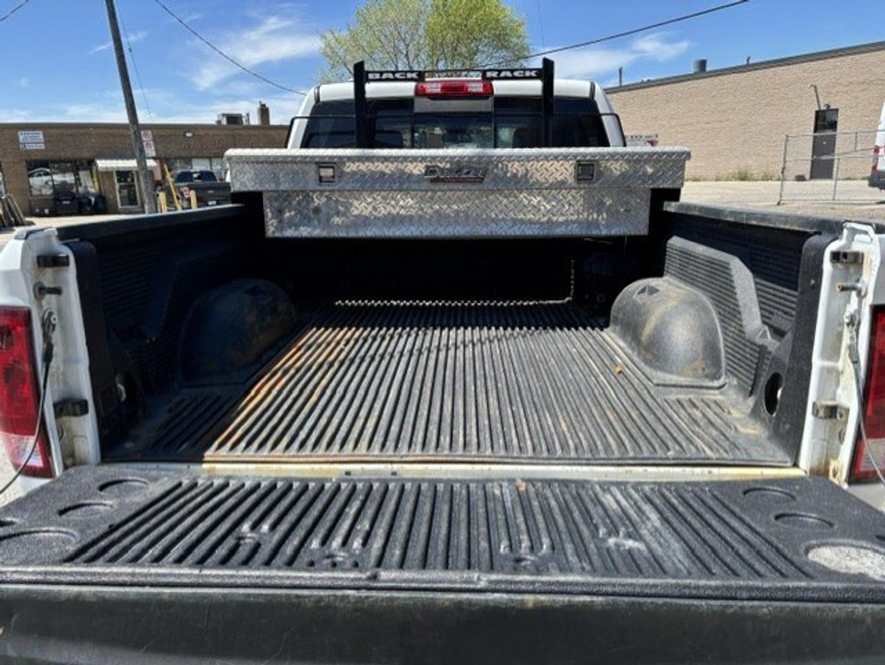 2017 RAM 1500 SLT 4X4 V8 HEMI CREW CAB-CAMERA-1 OWNER-CERTIFIED! Photo