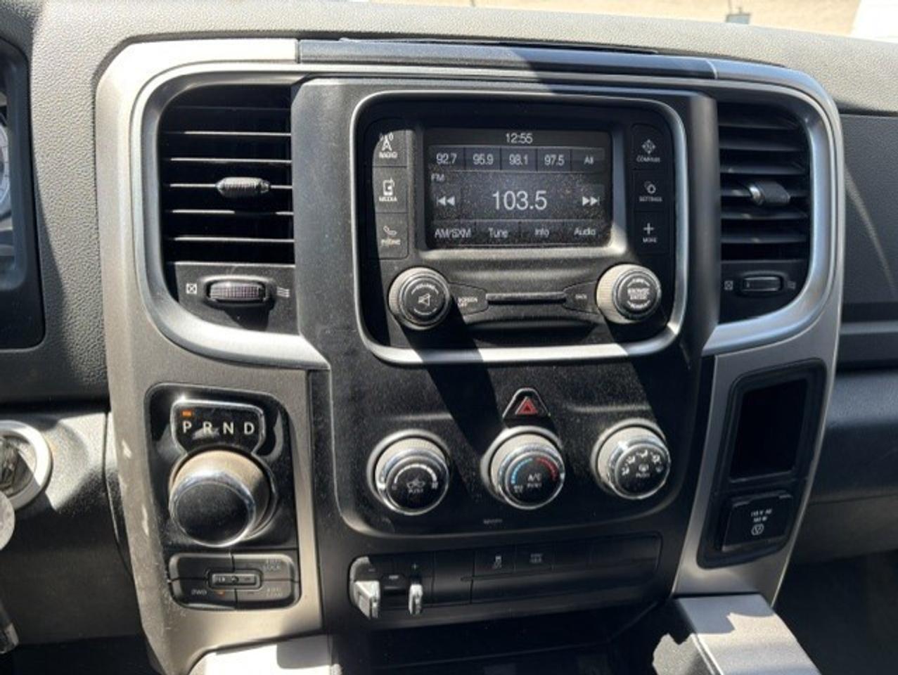 2017 RAM 1500 SLT 4X4 V8 HEMI CREW CAB-CAMERA-1 OWNER-CERTIFIED! Photo