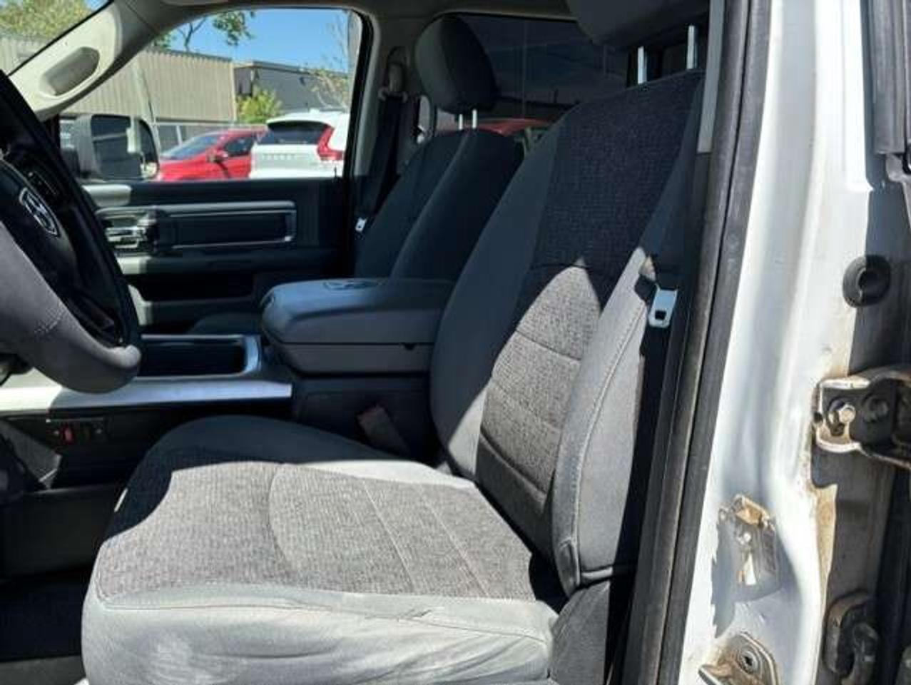 2017 RAM 1500 SLT 4X4 V8 HEMI CREW CAB-CAMERA-1 OWNER-CERTIFIED! Photo