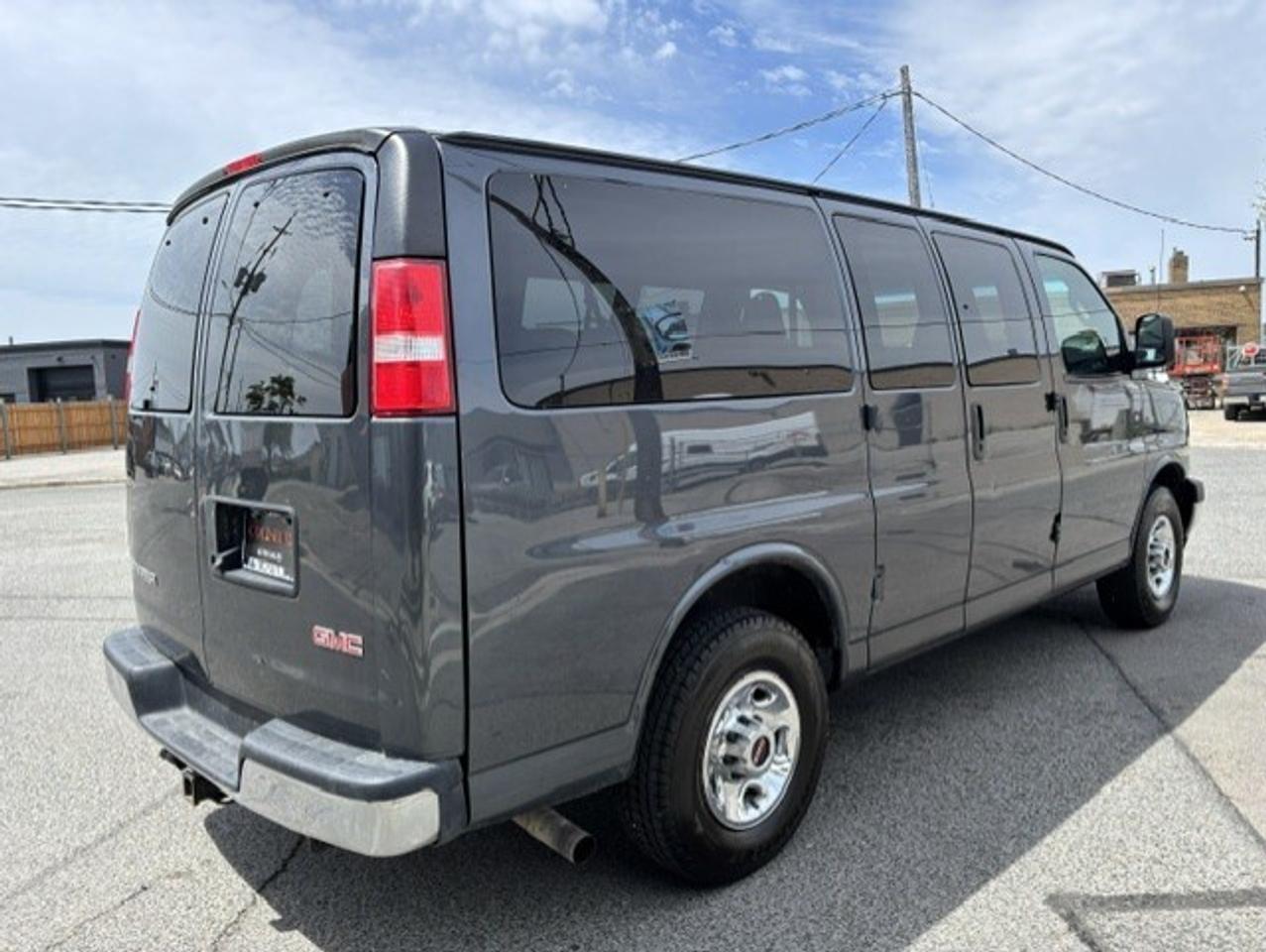 2017 GMC Savana Passenger 2500 LT **12 PASSENGER-BACK UP CAMERA-CERTIFIED** Photo