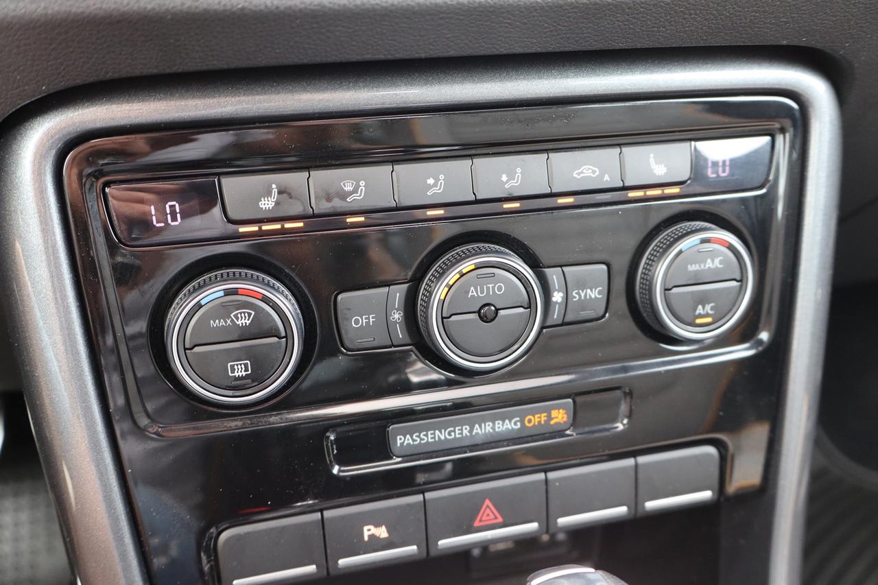 2019 Volkswagen Beetle DUNE   ACCIDENT FREE   CARPLAY   CLEAN CARFAX Photo